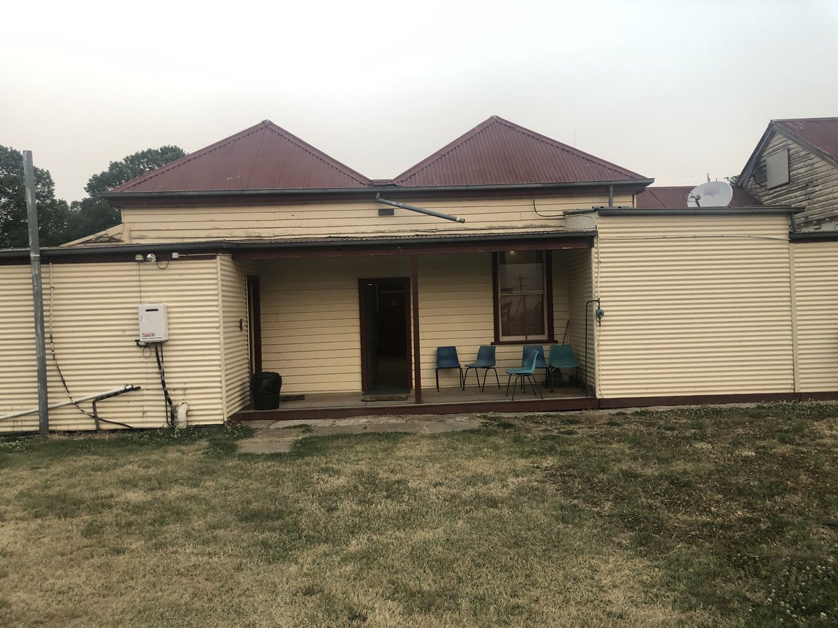 In benambra I checked in with the CFA to tell them the line tent at the river was mine so nobody would look for me. I soon learned the fire was under control. It made the VIC fires app but was a local grassfire. Anyway a night in wonderful Benambra Hotel awaited