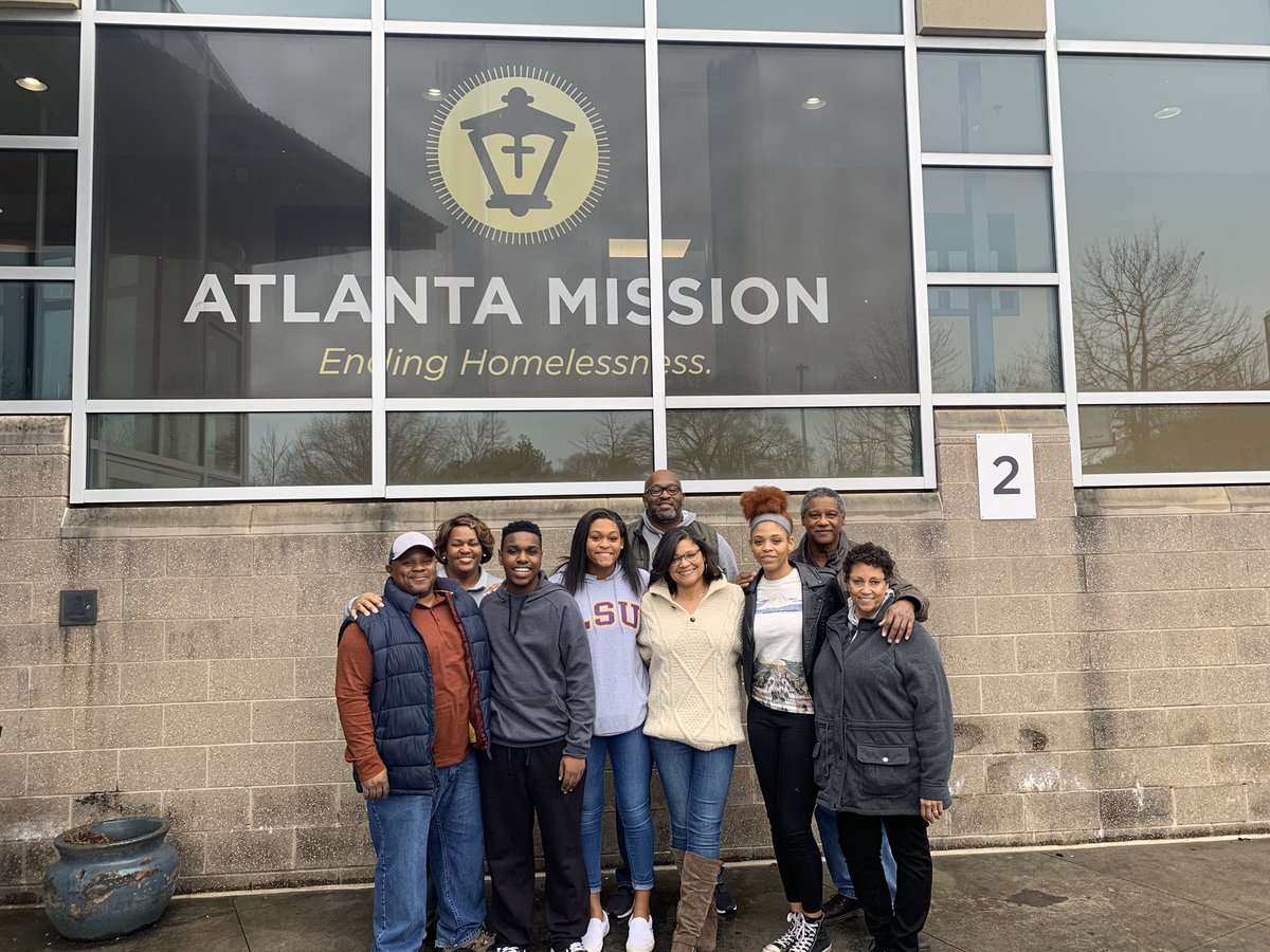 erinparker2005's tweet photo. I love giving back during the holiday season. Our family volunteered time for a worthwhile cause! #AtlantaMission #endhomelessness https://t.co/GgslWdmqzm