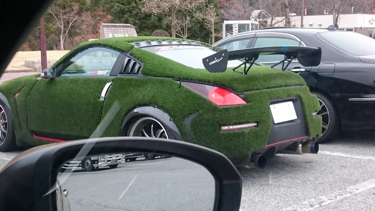 これは草www草が生えまくっている車の画像が話題www