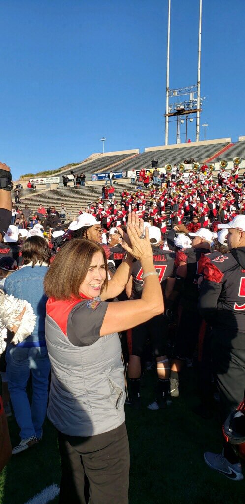 PrezdelaTorre's tweet image. Join me in congratulating our Aztecs! #SDSU just won the New Mexico Bowl beautiful trophy. Final score 48-12. #goazrecs. 
.
#aztecfootball #sandiego #newmexico