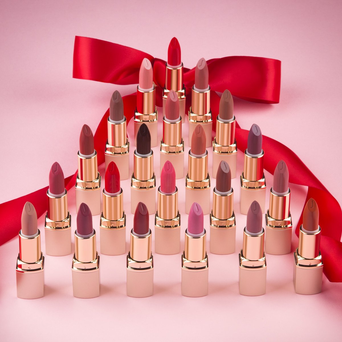 Joah_beauty's tweet photo. Plenty of ways (and shades) to show your lips some lovin’ this season!  Join our Color Squad by picking up your fave shade at select @CVSPharmacy  and online at https://t.co/UW1MAw5XV2 #JOAHbeauty #ColorSquad #lipstick #creamylipstick #motd https://t.co/aMYPahUdem