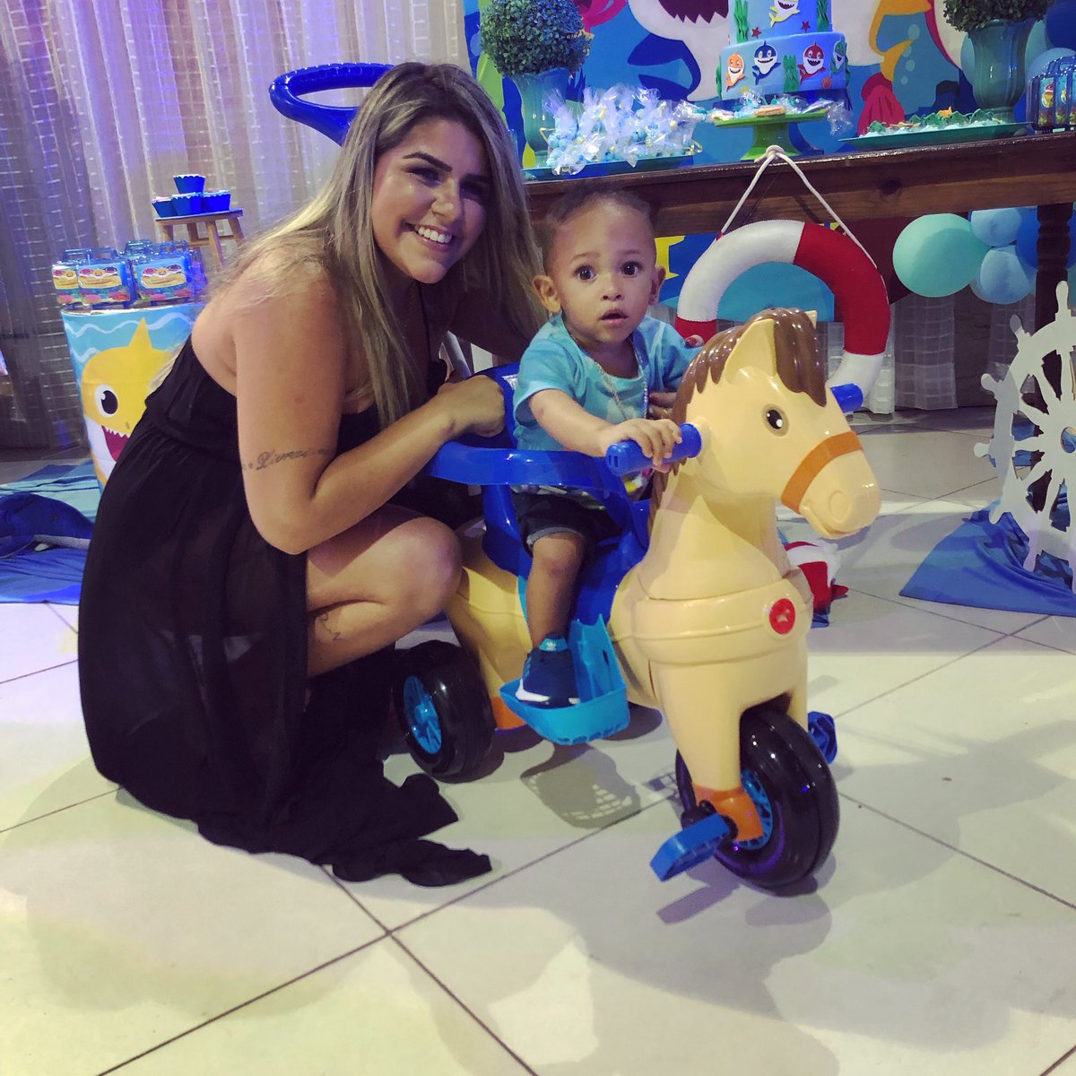 CancerianaLari's tweet photo. Não sei se o mundo é bom, mas ele ficou melhor desde que você chegou e perguntou.. tem lugar pra mim ?  Eu te amoooooooooooooo🎵 #Filhodapromessa #herançadosenhor 🥰❤️🎊🎉💙 https://t.co/3r8vNyaekw