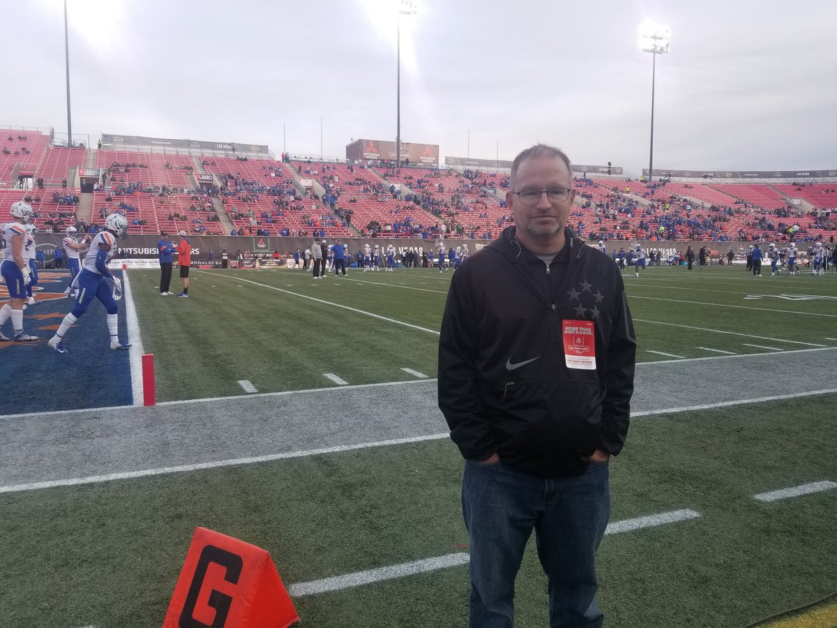 SteveRobertello's tweet image. Sideline view from the #LasVegasBowl @BroncoSportsFB @UW_Football