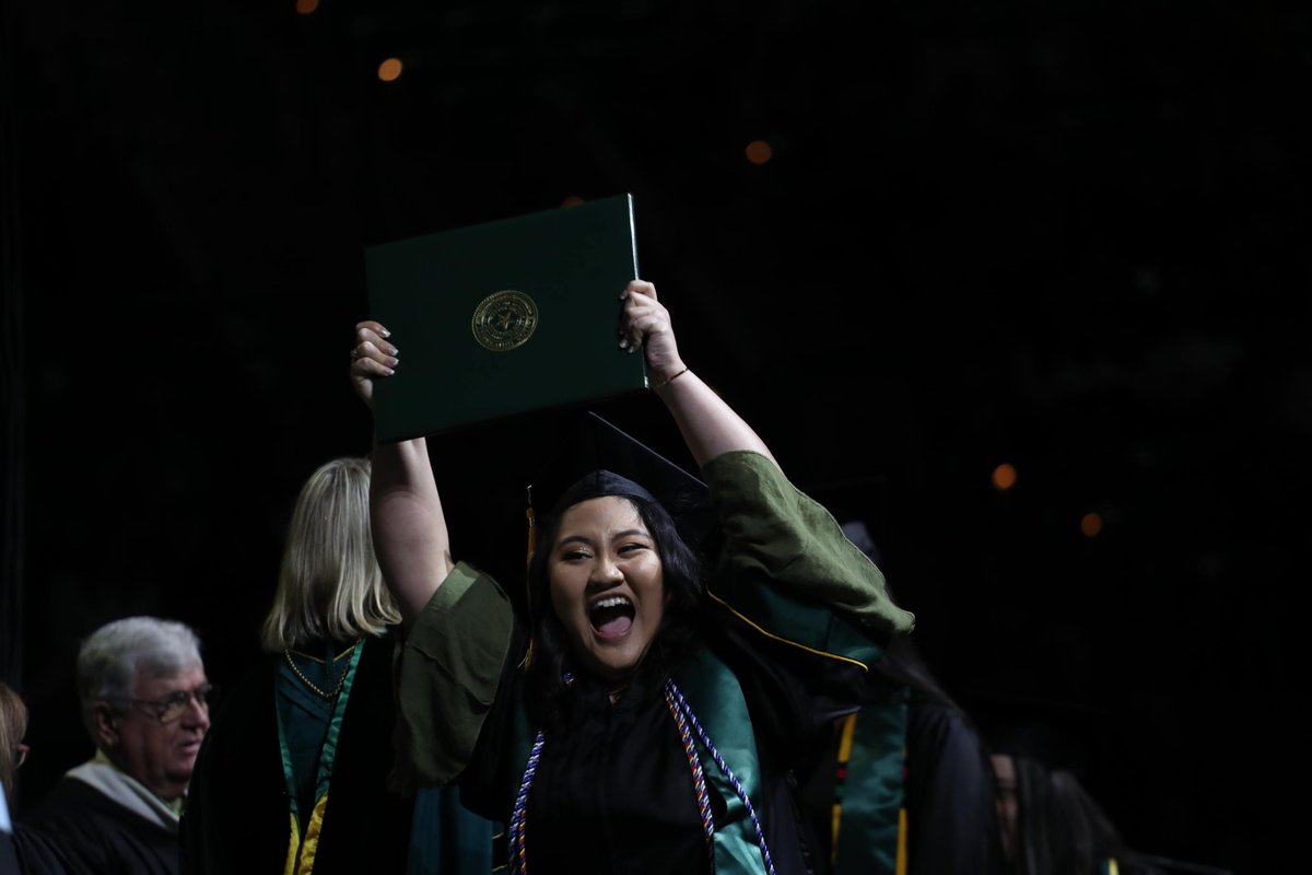 Baylor's tweet photo. Y'ALL👏 EARNED👏 THIS👏
Congratulations, #BU19! #BaylorGrad https://t.co/I8dFvNegWS