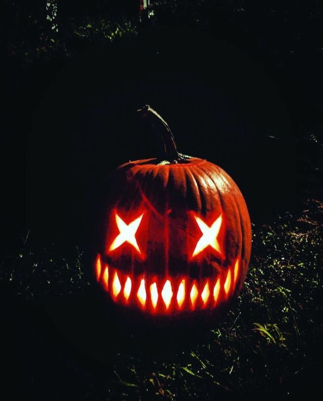 Octubre 29

         Festival de otoño
         Concurso de calabazas

—Como parte de su intento por integrarse más a su nueva comunidad asiste al festival de la villa, y hasta se inscribe al concurso de tallado donde sorprendentemente gana el tercer lugar con su calabaza—