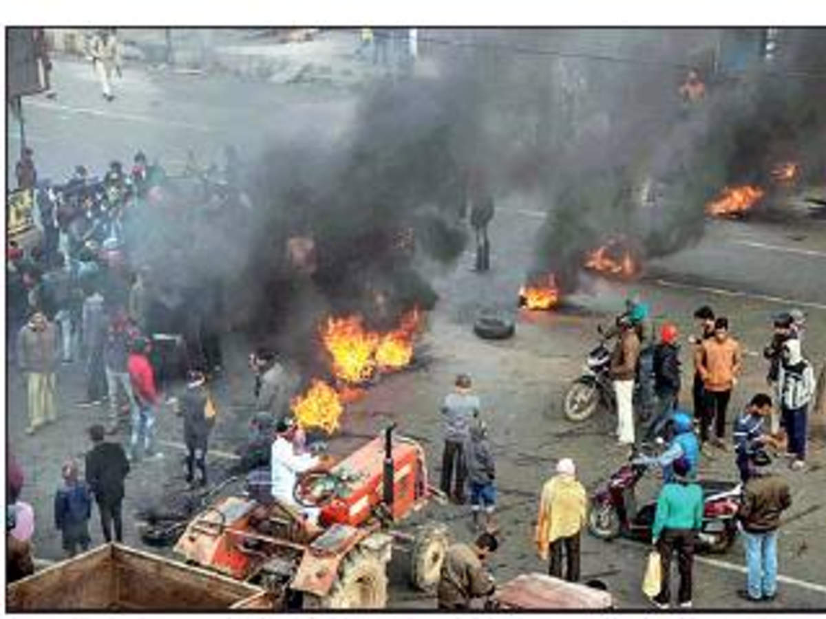 timesofindia's tweet photo. RJD-led bandh against CAA cripples Bihar, 1,500 held 

READ: https://t.co/3xWGsDLd2C 

#CitizenshipAct #CitizenshipAmendmentAct https://t.co/bH8qrRsSo5