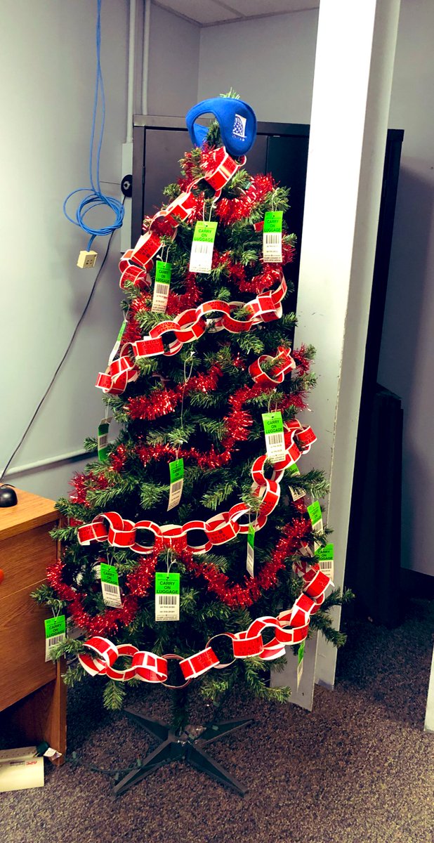 Manda1322's tweet photo. Merry Christmas from SYR! @AlexisSaulsbury @SyracuseAirport https://t.co/yyIxy9tLAH