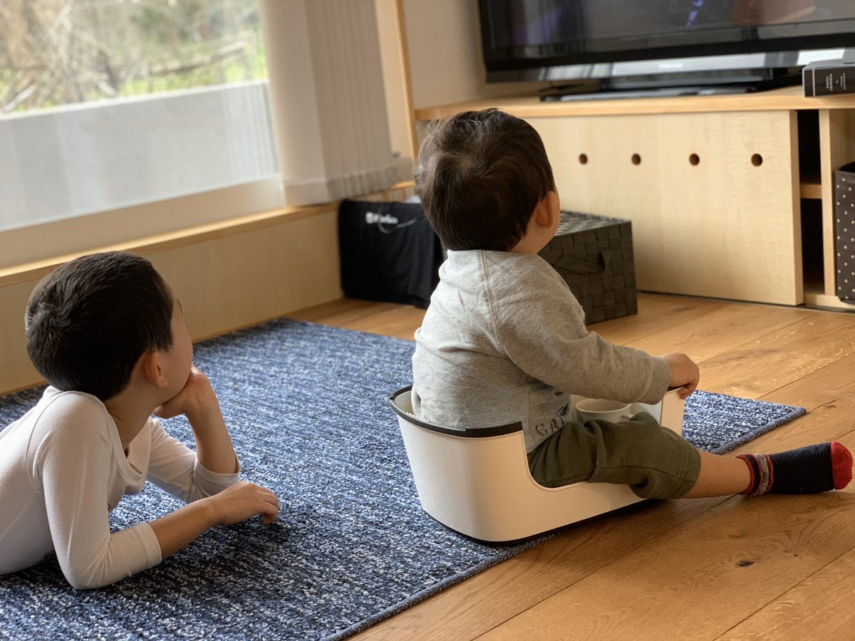 えんどう 遠藤 涼介 على تويتر 三男の座り方に違和感 いや っていうか それ椅子じゃないし とりあえずかわいい