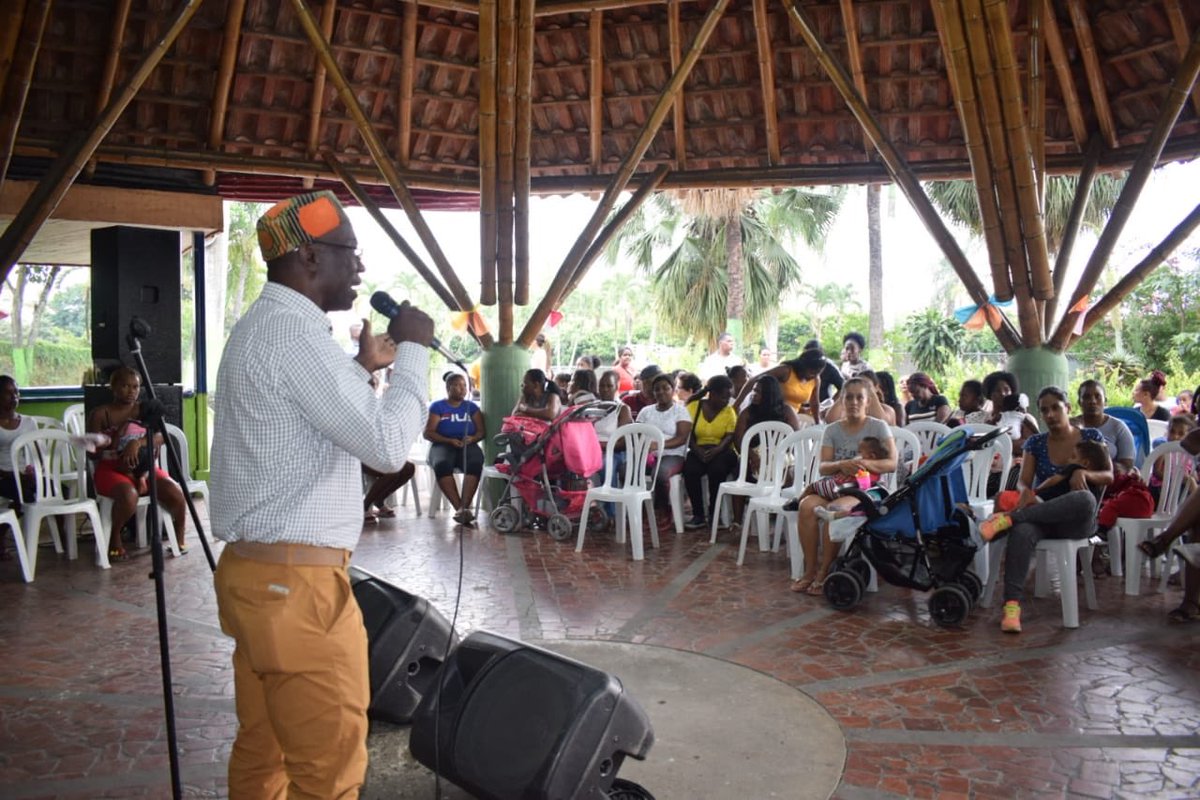 BienestarSociaI's tweet photo. Nuestra Secretaría realizó la socialización de la Política Pública CaliAfro, a través del equipo en el barrio Villa del Lago, con la participación de la comunidad en general y cinco colonias del pacífico. #CaliProgresaConBienestar https://t.co/BKlpmw0Ujd