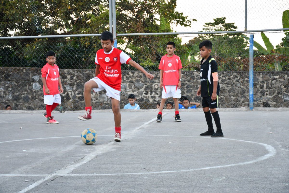 LaGeoSV's tweet photo. La Liga Juvenil, representó un espacio para que los niños y jóvenes de Alegría, Usulután, contaran con un entretenimiento sano y activo. De esta manera #FundaGeo, contribuye en la construcción de un mejor tejido social, en beneficio de más salvadoreños. https://t.co/rVuQemmDBx