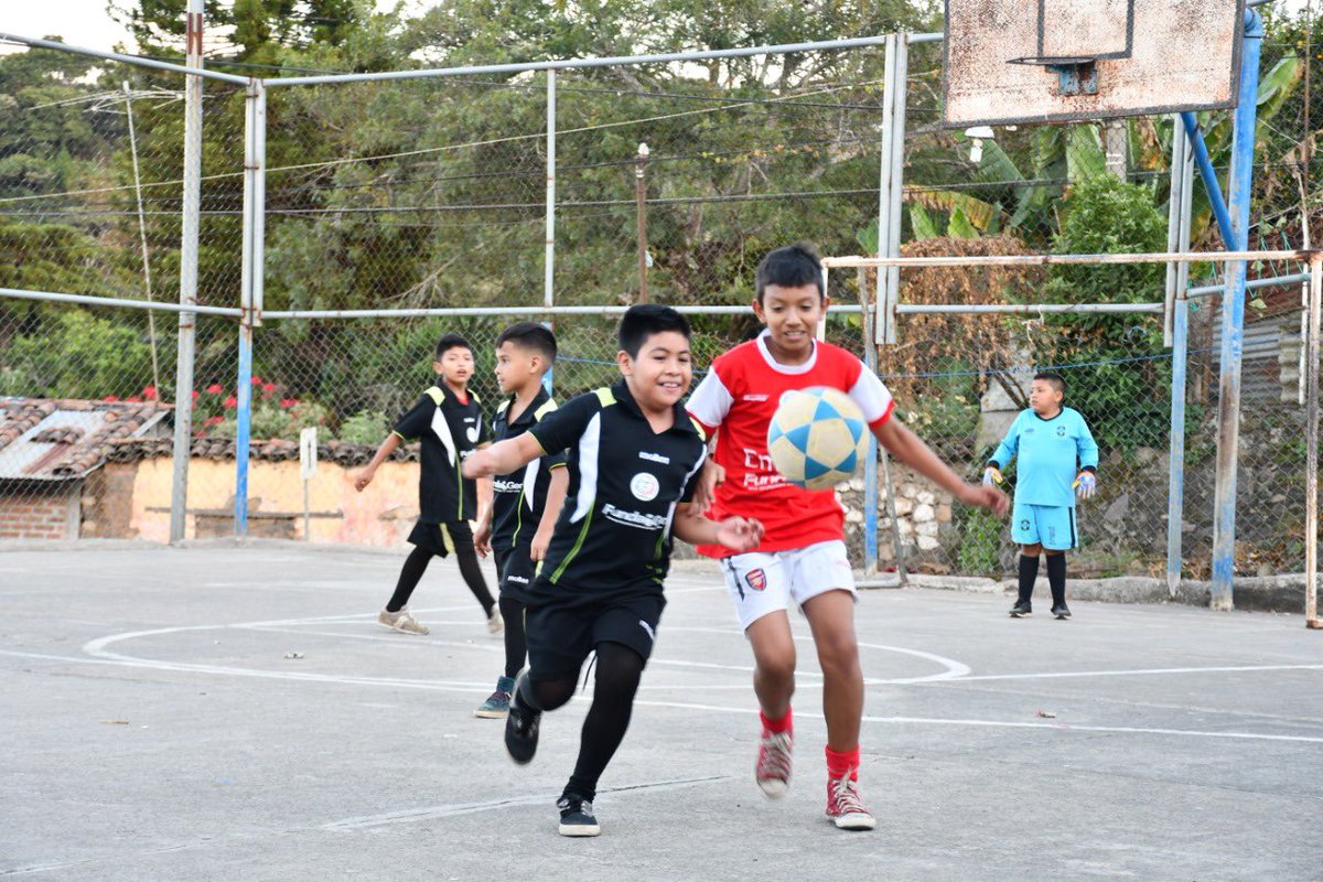LaGeoSV's tweet photo. La Liga Juvenil, representó un espacio para que los niños y jóvenes de Alegría, Usulután, contaran con un entretenimiento sano y activo. De esta manera #FundaGeo, contribuye en la construcción de un mejor tejido social, en beneficio de más salvadoreños. https://t.co/rVuQemmDBx