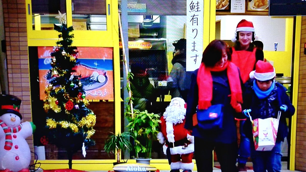 Haru507 仮面ライダーゼロワン のクリスマスに 鮭有ります とクリスマスツリーの後ろに鮭 のポスター さらに子供が新巻鮭を抱えてる やっぱクリスマスにはシャケだな