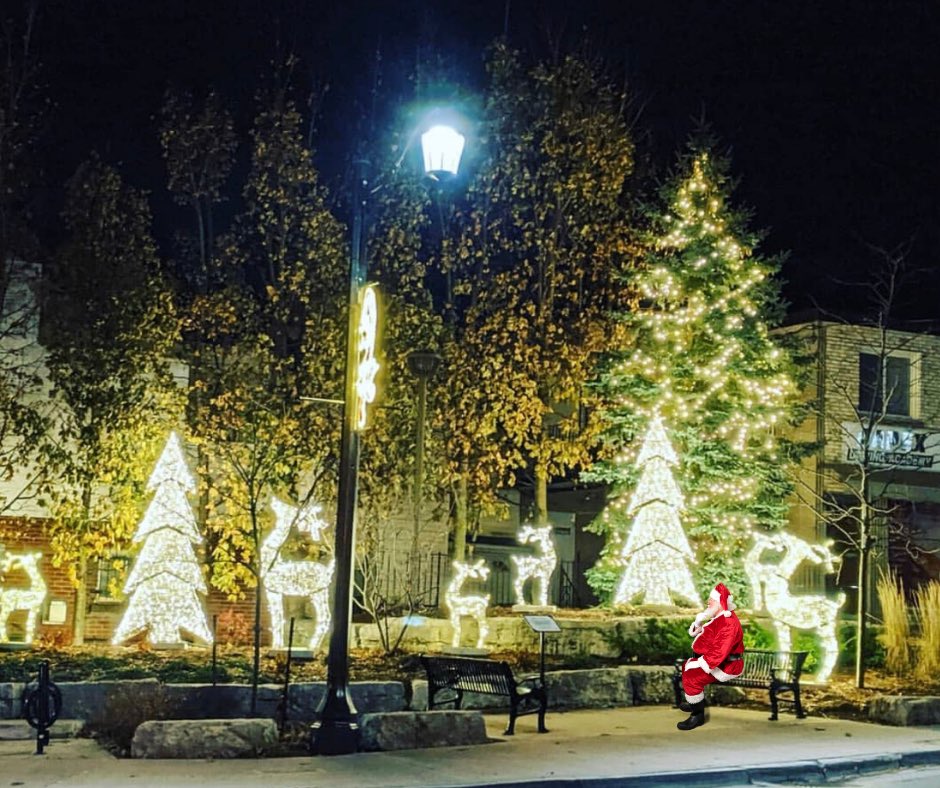 downtownbench's tweet photo. Santa taking in #downtownbench #Beamsville one last night as he heads back to the North Pole first thing in the morning! #shopoffline #Bdowntown #downtownsantatour #shoplocal https://t.co/yRlj2x5VNj