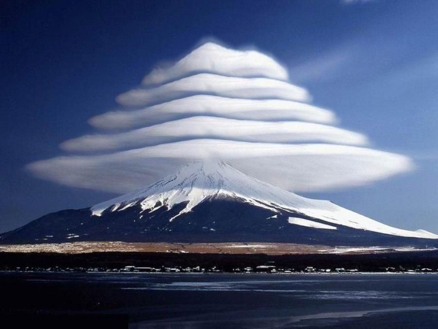 z9_z9's tweet photo. صور غير معدلة للسحاب العدسي Lenticular Clouds هي سحب ذات شكل عدسي أو لوزي متطاول جداً، يعود تشكلها إلى أسباب تضاريسية، حيث تتشكل غالباً خلف ذرا الحواجز الجبلية في قمة الأمواج الحاجزية، و في بعض الأحيان قد تقذفها الرياح بعيداً عن الجبال و تهبط لمسافات دُنيا مما تذهل بعض الناظرين https://t.co/YoMahC2riR