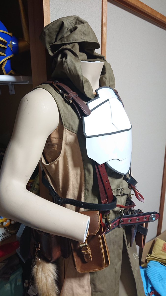 冒険者ジュン 冒険者ジュンの軽鎧作成中 肩当ても格好良くスマートに機能的に 胸当て装着時は胸当てに接続 胸当てが無い場合は単独でも付けれるセパレートに 折角買った片側肩開きマントも装備出来るように めっちゃ考えよ S T Co