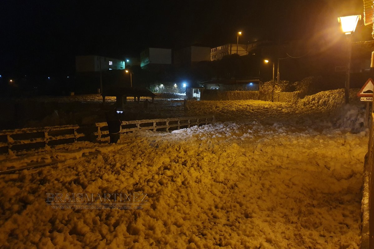 brais_camposino's tweet photo. A #Guarda volve a encherse de #escuma con #Fabien, con varias intervencións do #GES de A Guarda #Precaución #AlertaVermella #112Galicia https://t.co/RmtMWvLLpa