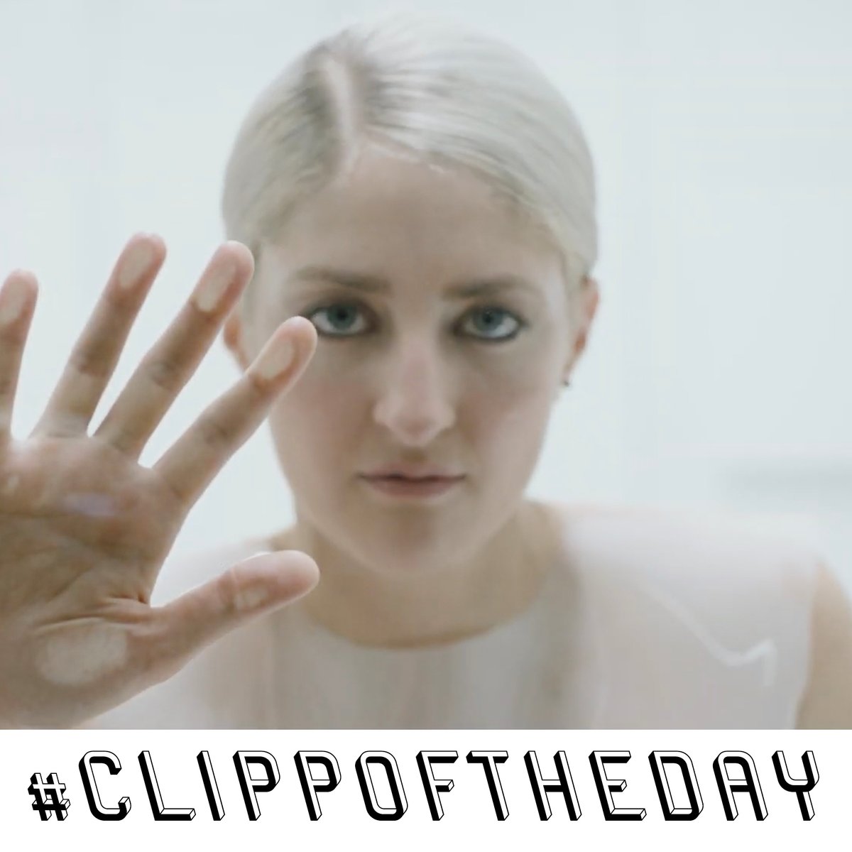 CLIPPEDTV's tweet photo. #CLIPPOFTHEDAY @aimeedebeer - The Takeover
⁠
The grand setting alludes to an otherworldly story as the focus sits entirely on the artist in her white pure world. The costuming, Hair and Make Up shine through with buoyant music and angelic presence.
⁠
Director: Aisa Schliessler https://t.co/qksjwkGZ1P
