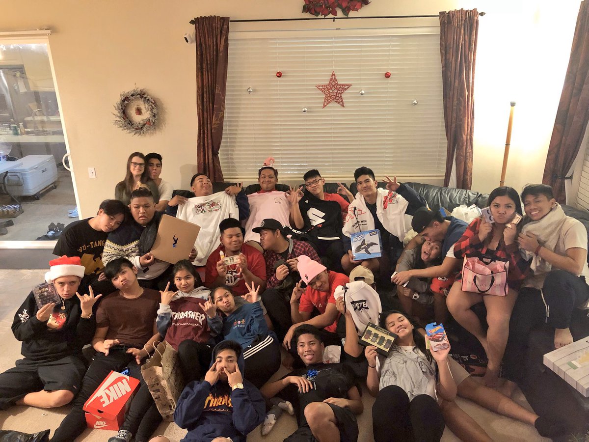 EforErmil's tweet photo. Friendmas 2016 ➡️ 2017 ➡️ 2018 ➡️ 2019 ❤️🎁 https://t.co/jCa2DUUZCy