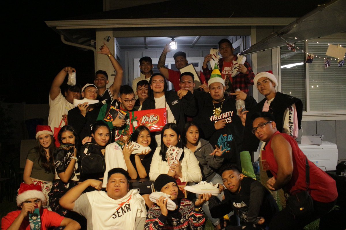 EforErmil's tweet photo. Friendmas 2016 ➡️ 2017 ➡️ 2018 ➡️ 2019 ❤️🎁 https://t.co/jCa2DUUZCy