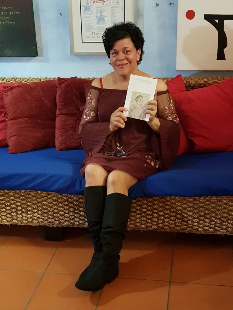 sfxdollface's tweet photo. PLEASE PLEASE TWITTER DO YOUR THING🥺My mom had her first poetry book presentation and nobody came. She worked so hard, she’s been dreaming of this day for over five years, she hand picked all the gift bags to put the books in and bought little angel things to show gratitude. 🥺 https://t.co/Mx792YBDNJ