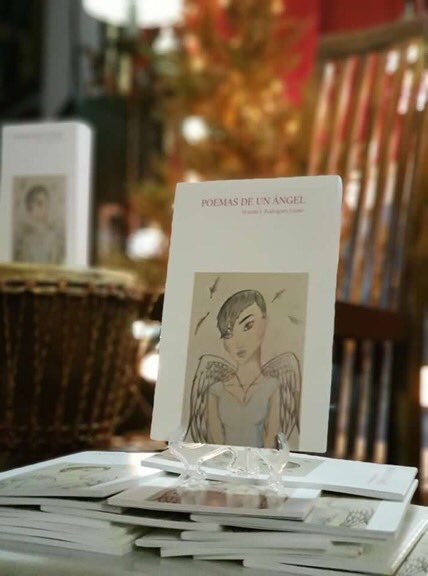 sfxdollface's tweet photo. PLEASE PLEASE TWITTER DO YOUR THING🥺My mom had her first poetry book presentation and nobody came. She worked so hard, she’s been dreaming of this day for over five years, she hand picked all the gift bags to put the books in and bought little angel things to show gratitude. 🥺 https://t.co/Mx792YBDNJ