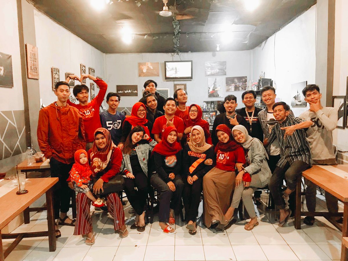 Pertemuan Bulanan Edisi akhir tahun 2019 . Terima kasih Bijaksanya Untuk teman - teman yang menyempatkan hadir . See You Next Year Ganks 🤗🎊
.
.
.
#sheilaon7 #sheilagank #sheilagankkotadaenk #desember2019 #backupsingerofsheilaon7 #weareonebigfamily #sampaijumpa