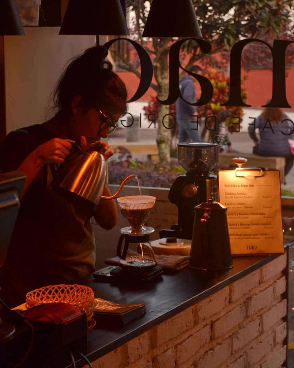 malacarafoto's tweet photo. Hace unos días encontré En #Xalapa una cafetería ecléctica y especial, dónde descubrí el mejor #Cafe y la mejor #Barista una chica suspicaz que con paciencia y humor relata el proceso de filtración, los invito a qué asistan a @naoculinaria en su versión Cafetería https://t.co/rQsnGdLVXo