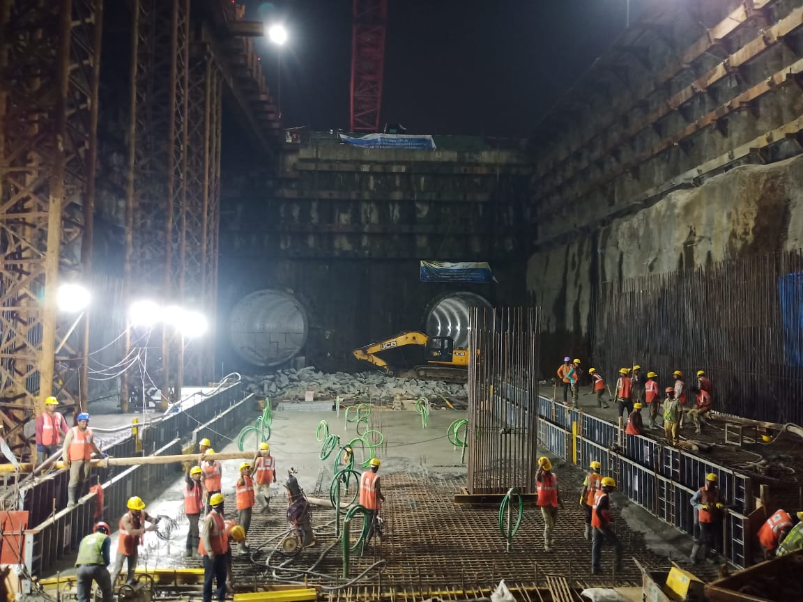 AshwiniBhide's tweet photo. Interesting pictures of #BaseSlab casting at #Dharavi station on @MumbaiMetro3 last night. So far 36% base slab done at this stn. Openings of 2 #tunnels of #packg4 coming frm Nayanagar side r also visible. #TBMs tunneling below #MithiRiver will soon reach this stn at other end. https://t.co/lWt6dhpYQD