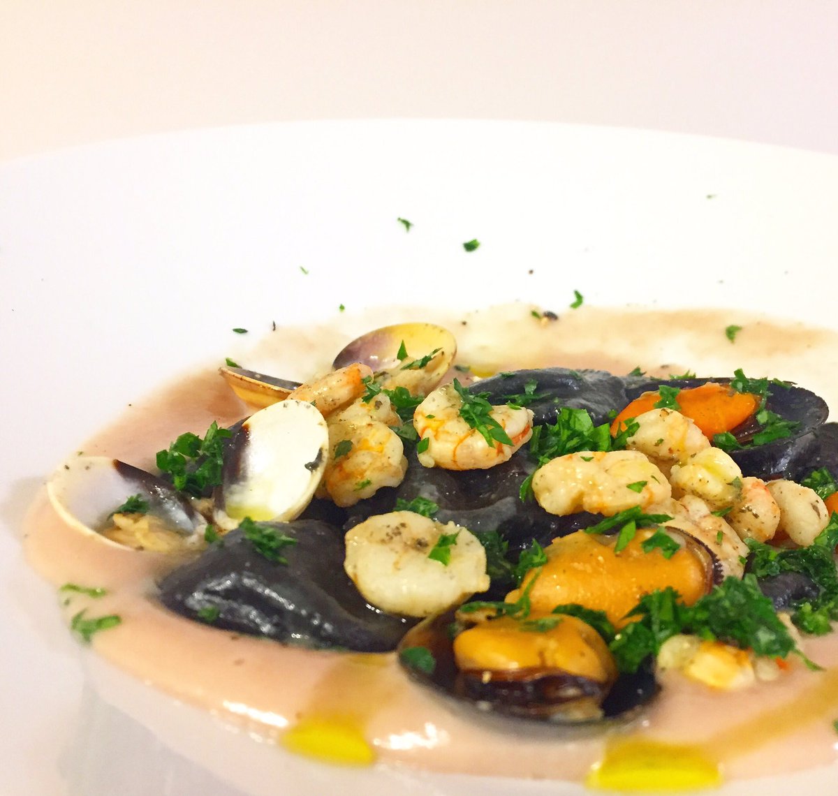 _FoodAddicted's tweet image. Ravioli al nero di seppia ripieni di capesante, con gamberi, cozze e vongole su crema di fagioli #foodaddicted #sunday #food #foodie #instafood #cibo #pasta #cucinaitaliana  #italianfood #nerodiseppia #fish #healthyfood #homemade #ravioli #foodblogger #foodblog #foodporn #milano