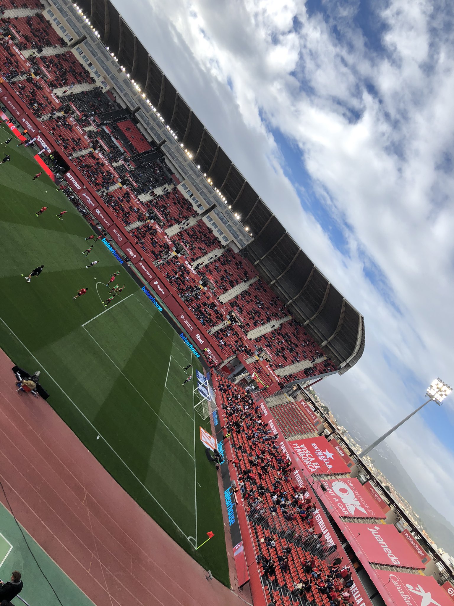 Y Kikuchi マジョルカのスタジアム 陸上競技場 のゴール裏スペースの活用が面白い スタンドはスポンサー幕を被せて潰し ゴール真裏に仮設スタンドで観客席を設置 一番盛り上がる一方 陸上競技場において一番臨場感に欠けるエリアの課題をこうして解決