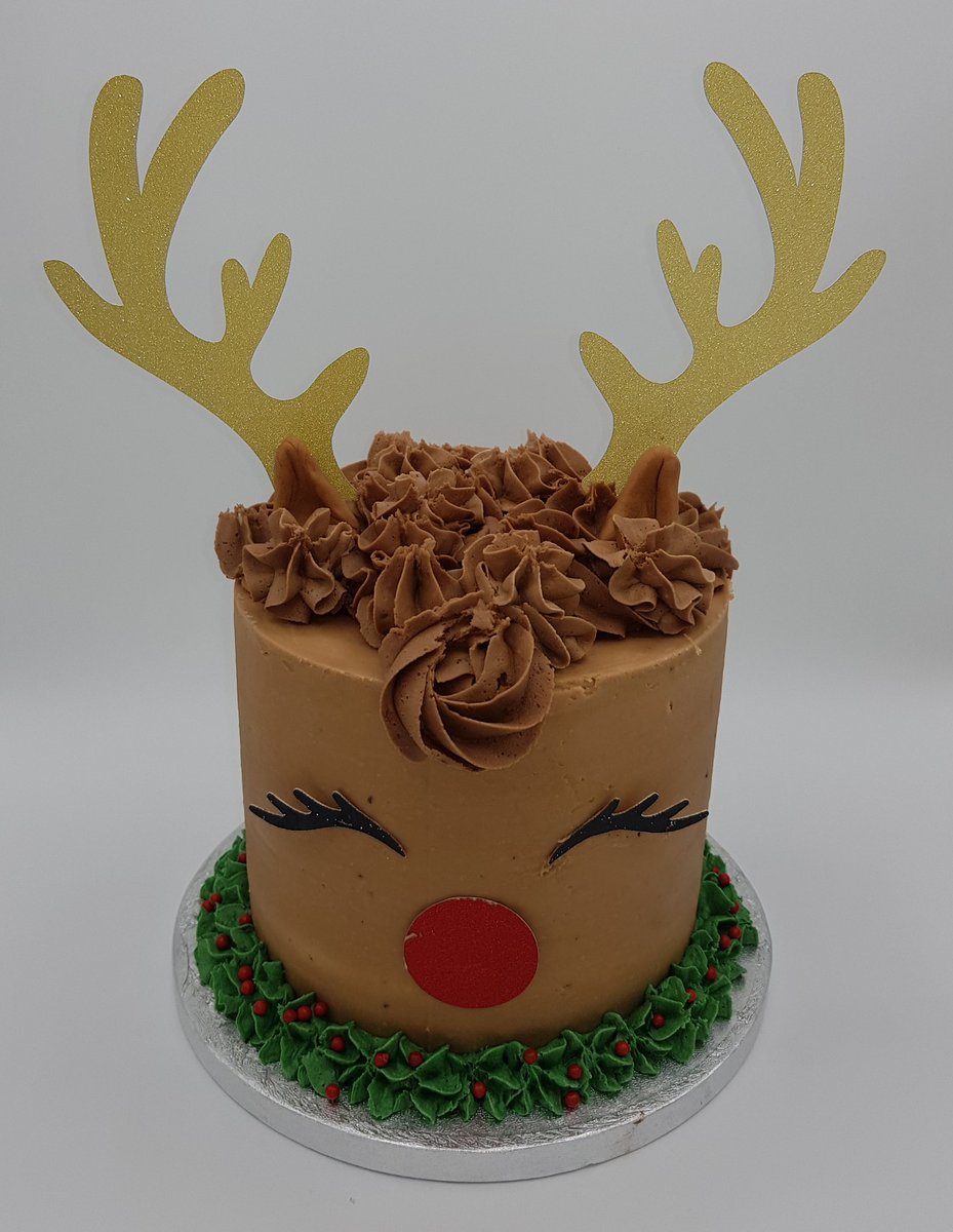 PapermillCakes's tweet image. Last few days of chaos now...roll on Christmas eve! Oranges, cupcakes, sausage rolls,Christmas cakes and reindeer heading out between now and Christmas eve. What's in your stocking?