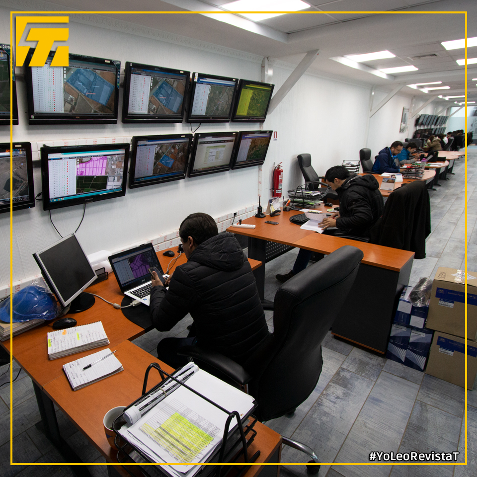 RevistaTChile's tweet photo. Te invitamos a conocer la nota con Rodrigo Ahumada de Transportes Pipau en:
https://t.co/LW4XkcVNo3

#suscríbete en 👉https://t.co/sQG2LAQGeJ y recibe gratis nuestra edición T10 especial @fenatran 

#YoLeoRevistaT #Renaulttrucks #Pipau #Logística #Camiones #RevistaT #Salfa https://t.co/upL4VK0qGe