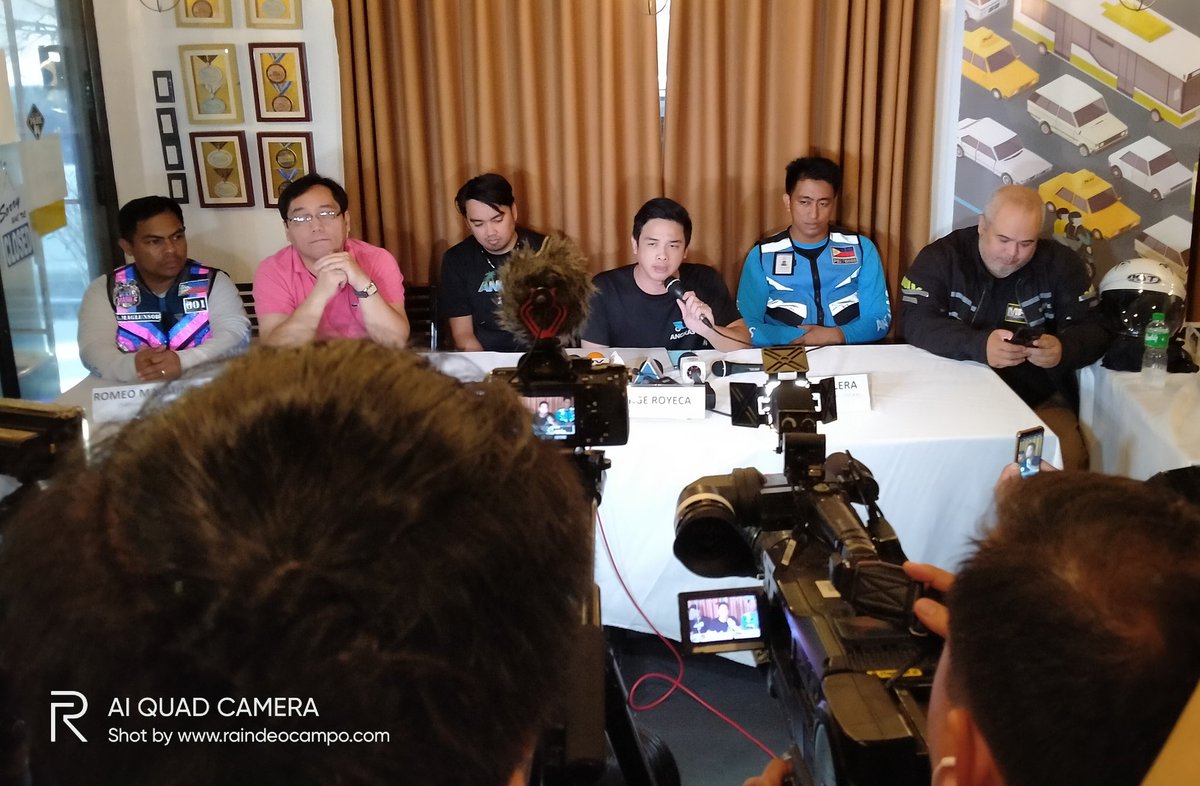 raincheckblog's tweet image. Angkas' George Royeca naiyak ng tanungin kung sino sa 27k ng @angkas ang tatanggalin at ititira dahil sa desisyon ng @LTFRB na ibaba sa 10k ang kanilang mga motorcycle drivers.

#SaveAngkas #AngkasPH