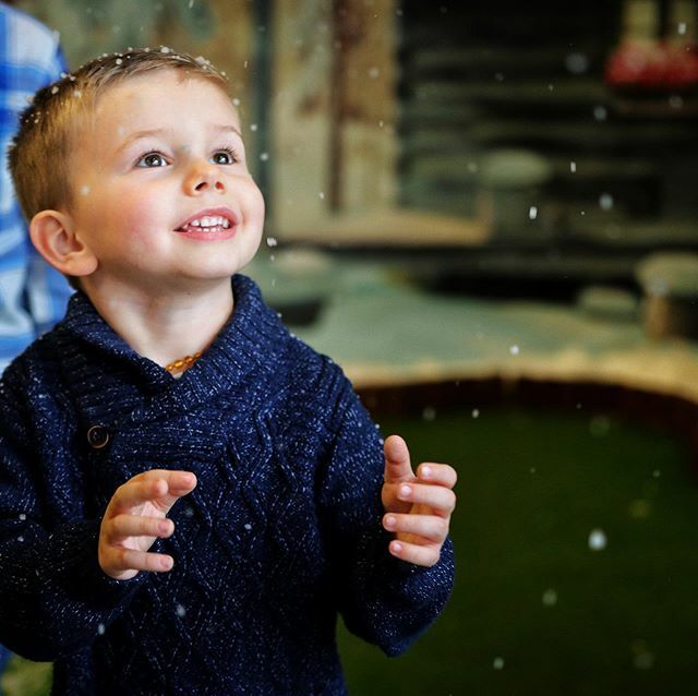 SubUnbox's tweet image. We took our boys to see Santa and they got to see “snow” in Texas! 🤣 Theo was in heaven! ift.tt/36Wg50z