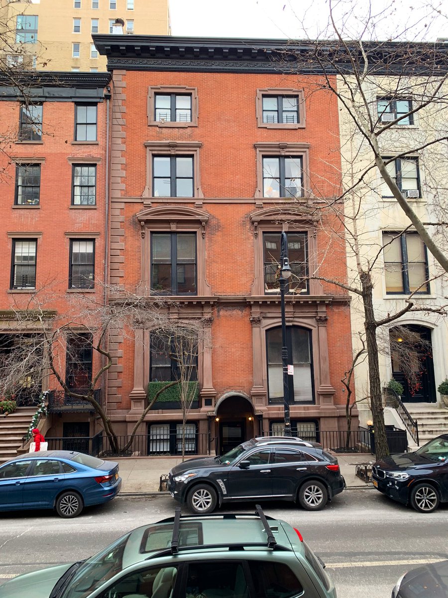 Yogui_Bear's tweet photo. “The House of Death” (14 W 10th St) oculta en su interior numerosos fantasmas. Las 22 muertes que han ocurrido en él; suicidios y asesinatos han marcado el edificio en el que vivió un año Mark Twain, autor de “Las aventuras de Tom Sawyer”.
#CasaFantasma #GhostHouse #NYC #NY https://t.co/nn6X9FX79D