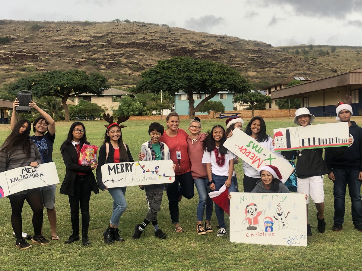 National Junior Honor Society students ready to “shine and light up” the Waimea Town Christmas parade. #Waimeatown #NJHS