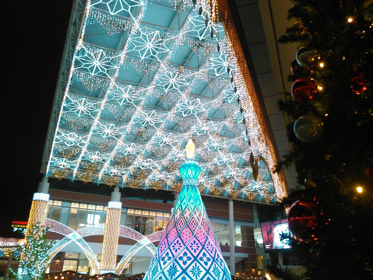 ねこつか On Twitter 鹿児島中央駅前の広場だよ 毎年ね 薩摩切子イメージしたツリーが美しいよ Rt Jr 九州の博多駅でもクリスマスマーケット 九州新幹線の端と端でクリスマスマーケット 九州上官はクリスマスが大好きさ