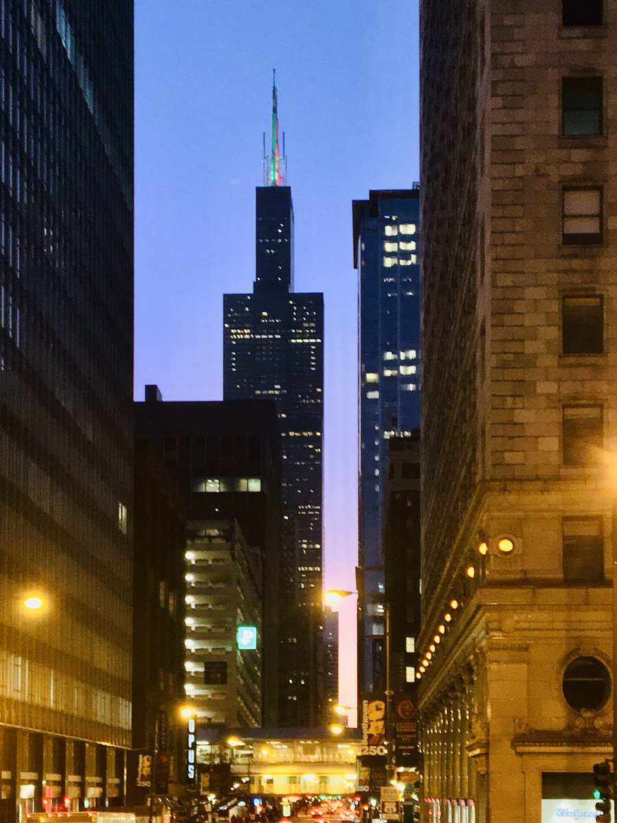 JMoLawre's tweet photo. Winter Solstice. #Chicago #Solstice2019 #SearsTower #ChicagoLoop #Coudgate #MilleniumPark https://t.co/gwIRsDEPFM