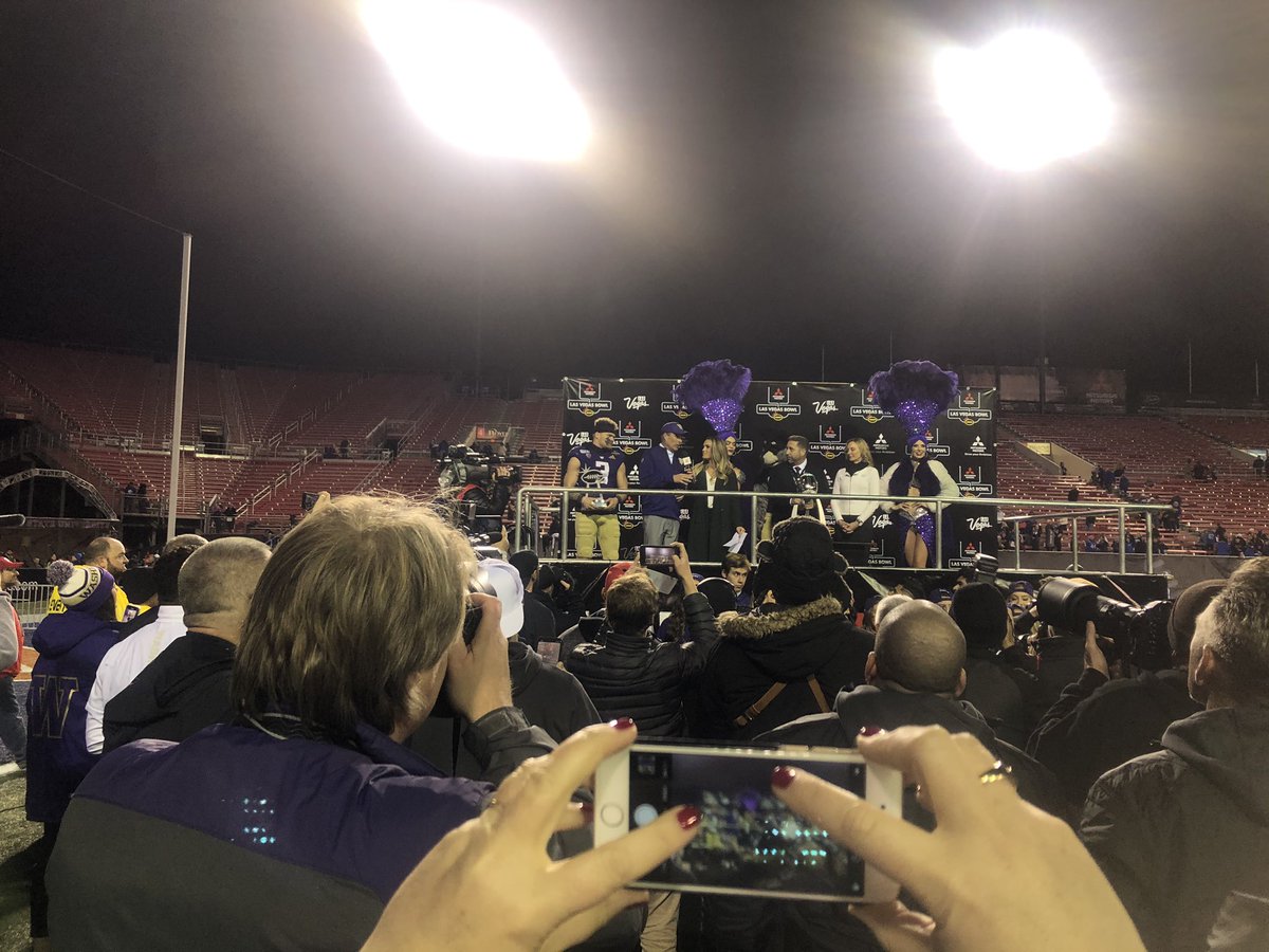 KimDurandUW's tweet photo. Las Vegas Bowl Champs! #ThanksCP https://t.co/XaUh8xG0wP