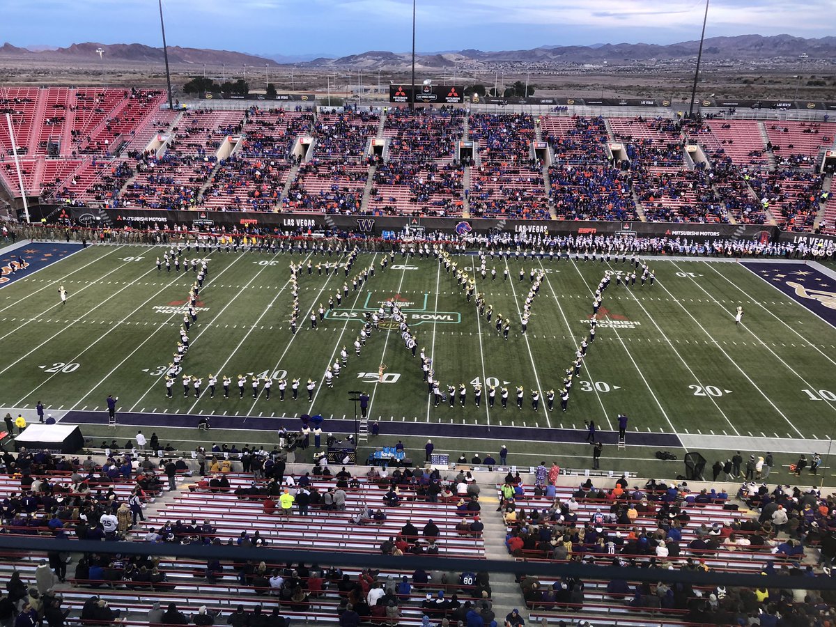 KimDurandUW's tweet photo. Las Vegas Bowl Champs! #ThanksCP https://t.co/XaUh8xG0wP