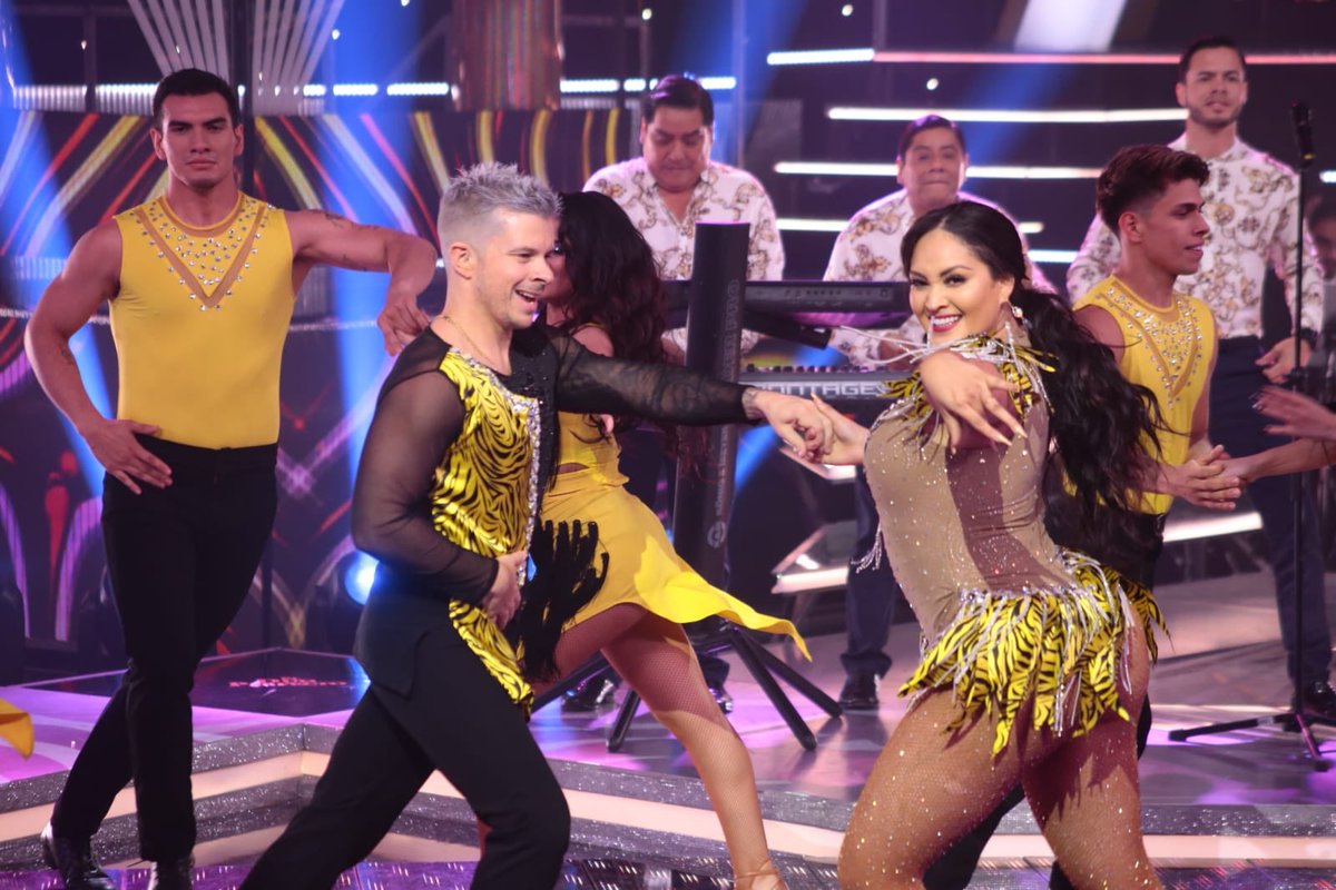 estanocheperu's tweet photo. #ElDúoPerfectoGranFinal 💎🏆  ¡Qué ritmo! 👏 @MicheilleSoifer y @mario_hart nos deslumbraron en la ronda de baile con su presentación de “Lárgate”  💃🕺 ¿Qué te pareció este show? 🤔 https://t.co/jf4qfELEZv