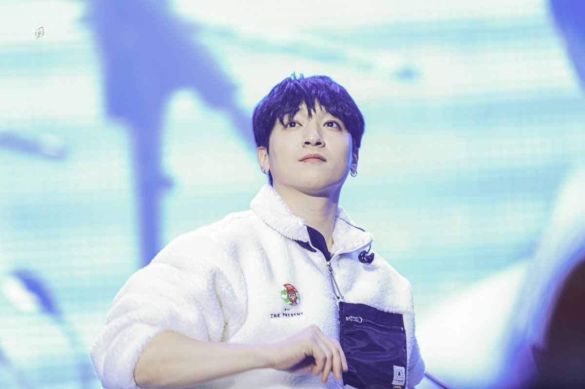 lastleaf_day6's tweet photo. 191221 The present

박 박성진
성 너무너무
진 잘생겼어요

#데이식스 #DAY6 #성진 #SUNGJIN https://t.co/QyJV7BxW1G