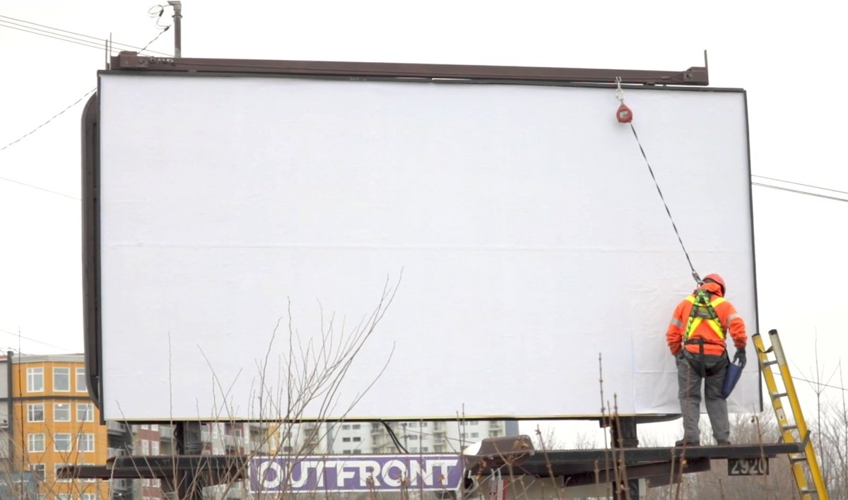 What's with the plain white advertising spaces all around Canada? #WhiteChristmas <a href="/wunderinc/">Wunder</a> adsoftheworld.com/media/integrat…