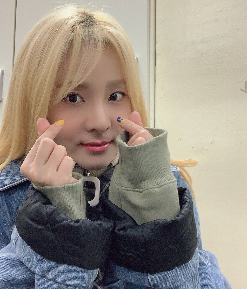 performerDARA's tweet photo. Congratulations to 2NE1’s queen of social media. The most followed 2NE1 member on THREE social media platforms ✨

Weibo — 1 MILLION 
Twitter —5.3 MILLION
Instagram — 7.9 MILLION

You are so much loved, @krungy21 💕 #SandaraPark | #산다라박 https://t.co/tmAVVv3iDL