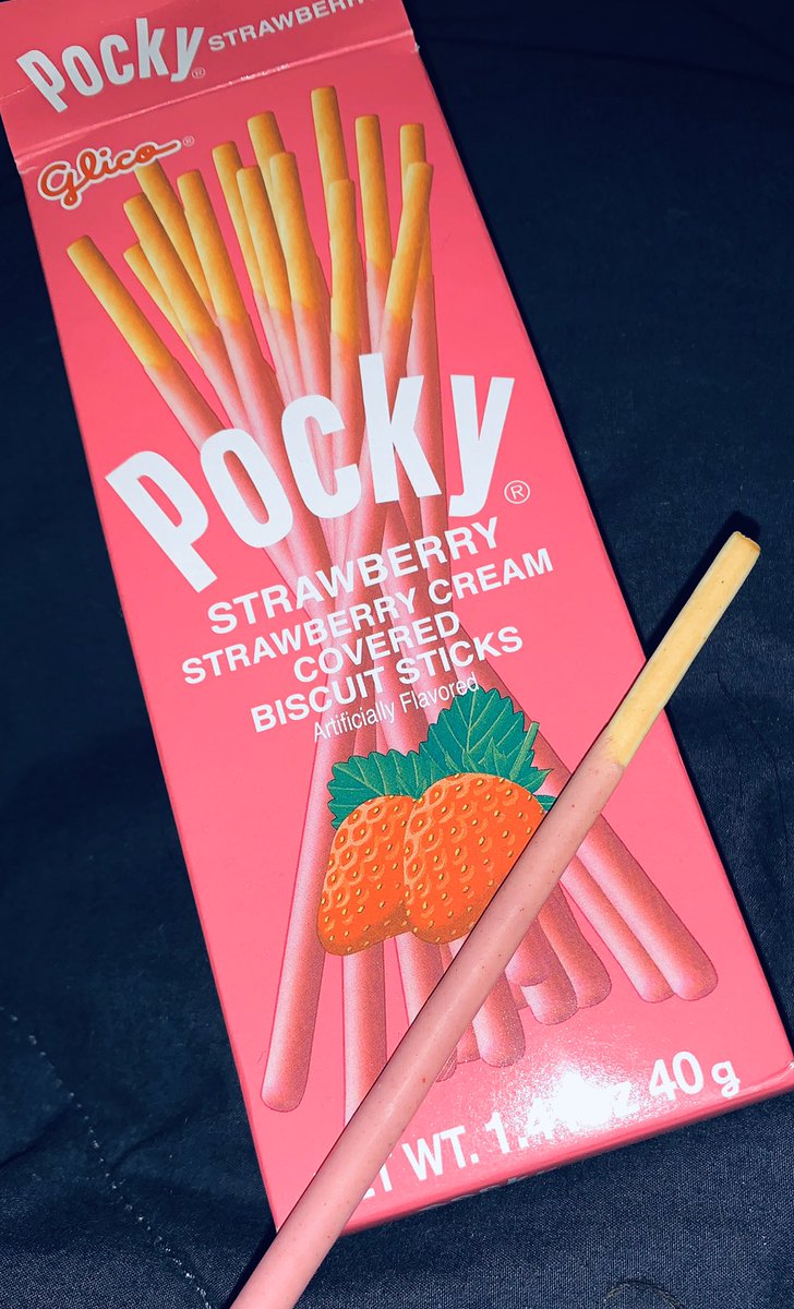 GoldenRaesin's tweet photo. Yo, my snack radar has been missing a    WHOLE bunch of wacky wonderful shit. Ladies and gentlemen, #Pocky https://t.co/NhZhPd3aRd