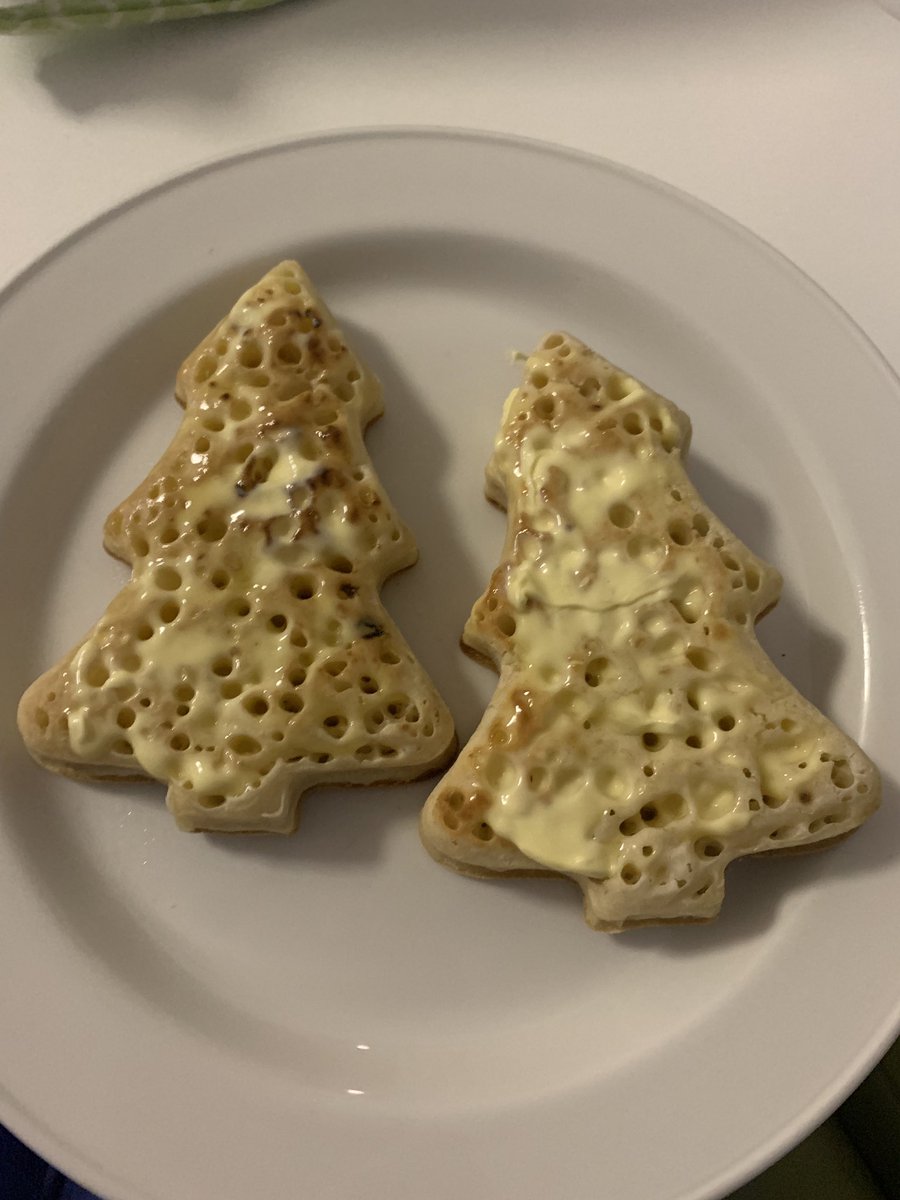 DiaryofSM's tweet photo. Feeling festive at 4am. 1 more shift to go before Christmas! 🎄 https://t.co/l6M3NGlcue