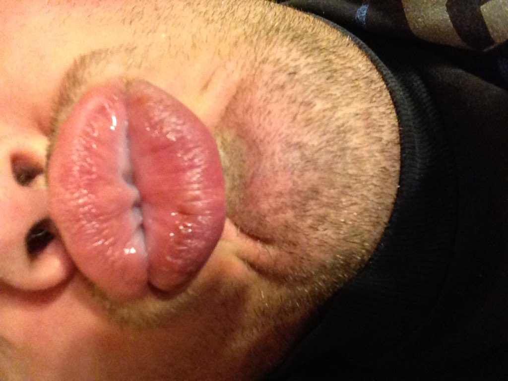 Footboy2017's tweet photo. I have huge lips. lol  great for foot worship. https://t.co/1NhvTOkGXp