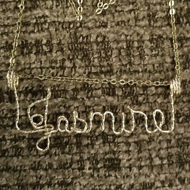 fombyf's tweet image. Started making hand turned wire art jewelry again.  This is actually stress relief for me.  I made this for a coworker's daughter for Christmas.  I hope she likes it.

#wireart #wirename #jewelrydesigner #jewelry #wirejewelry ift.tt/2Zeok5r