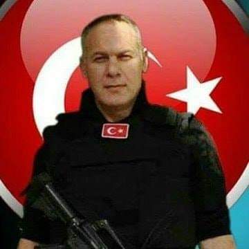 Bugün günlerden Şehit Atilla Güneş

22 Aralık 2015 tarihinde Şırnak Cizre'de Şehit düşen ve sayfanın da uzun zamandır profil fotoğrafı olan Atilla Ağabeyi, rahmet ve minnetle anıyoruz.

Birçok kişi oğlu Doğan'ın gözyaşları ile tanıdı Atilla Ağabeyi..