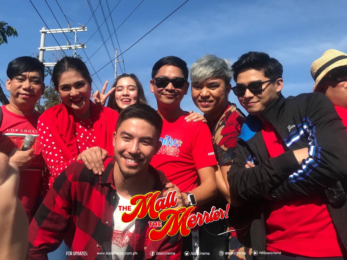 iamMUniv's tweet photo. Share sa bimpo, share sa Jacket ah 😂😍❤ Nako ha McLisse, wag nyo na sirain ulit ang buhay ko. Masaya nako sa KarJon 💛 HAHAHAHAHA

Char lang 😂 love ko kayo lahat ✨

#MMFF #MMFF2019 
#TheMallTheMerrier 
#MMFFParadeOfStars https://t.co/KNUKSIwmXg